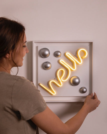 Hello Neon Işıklı Duvar Aksesuarı