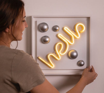 Hello Neon Işıklı Duvar Aksesuarı